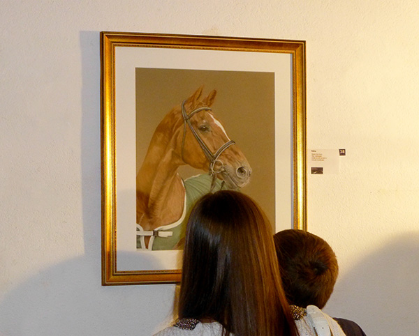 Ausstellung im Alten Dampfbad in Baden-Baden - Dressurpferd "Weltmeyer"  in Pastellkreide von Katja Sauer